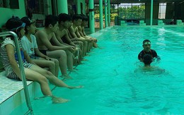 Thầy giáo dạy bơi miễn phí cho trẻ em nghèo miền núi